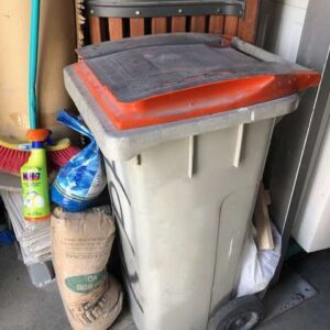 Cubo de basura gris